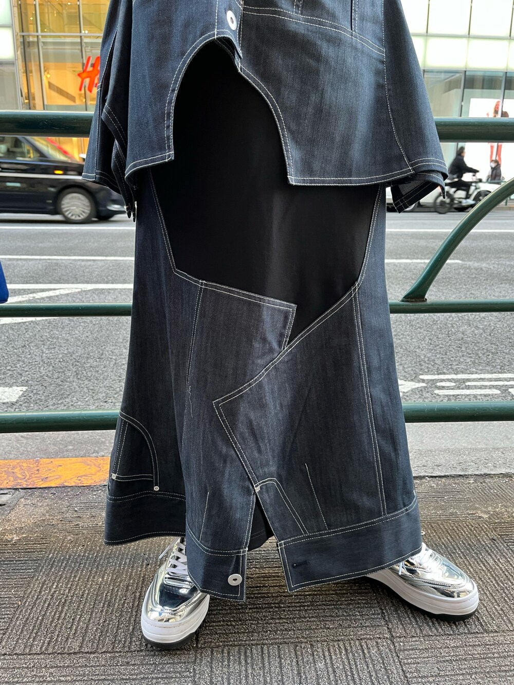 ブルー系のTシャツ/カットソー、ブルー系のスカート、ブルー系のトートバッグを着用したレディースの冬コーディネートの6枚目の写真