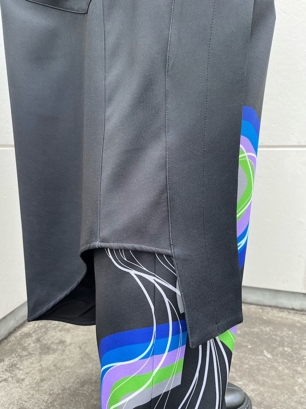 ブラック系のシャツ/ブラウス、ブラック系のその他パンツ、ブラック系のブーツを着用したレディースの冬コーディネートの7枚目の写真