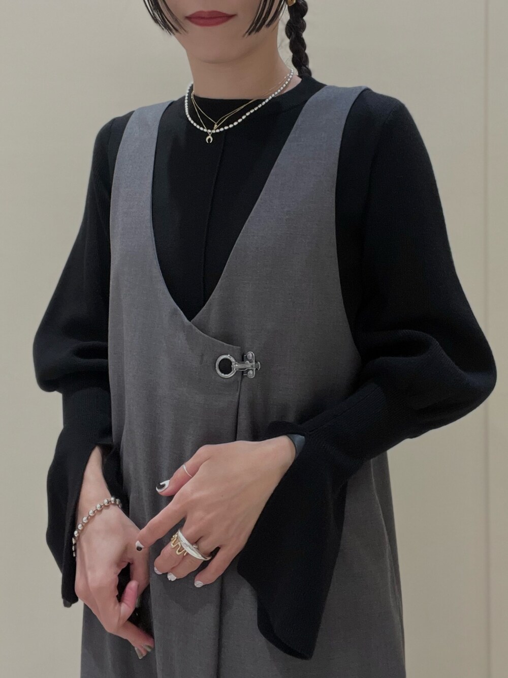 グレー系のつなぎ/オールインワン、ブラック系のニット/セーター、ブラック系のブーツを着用したレディースの冬コーディネートの6枚目の写真