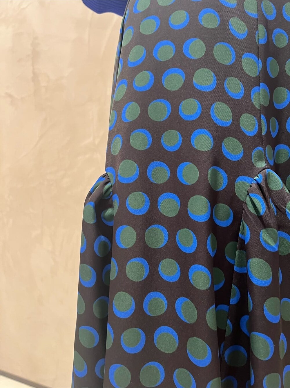 ホワイト系のキャミソール、ブラック系のスカート、ブルー系のニット/セーターを着用したレディースの秋コーディネートの6枚目の写真