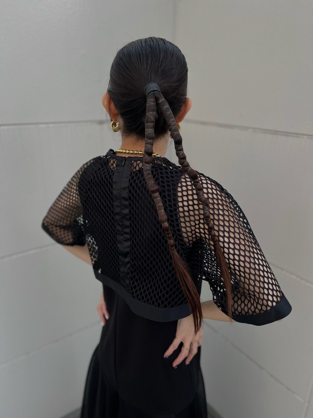 ブラック系のワンピース、その他のサンダル、ゴールド系のネックレスを着用したレディースの春コーディネートの6枚目の写真