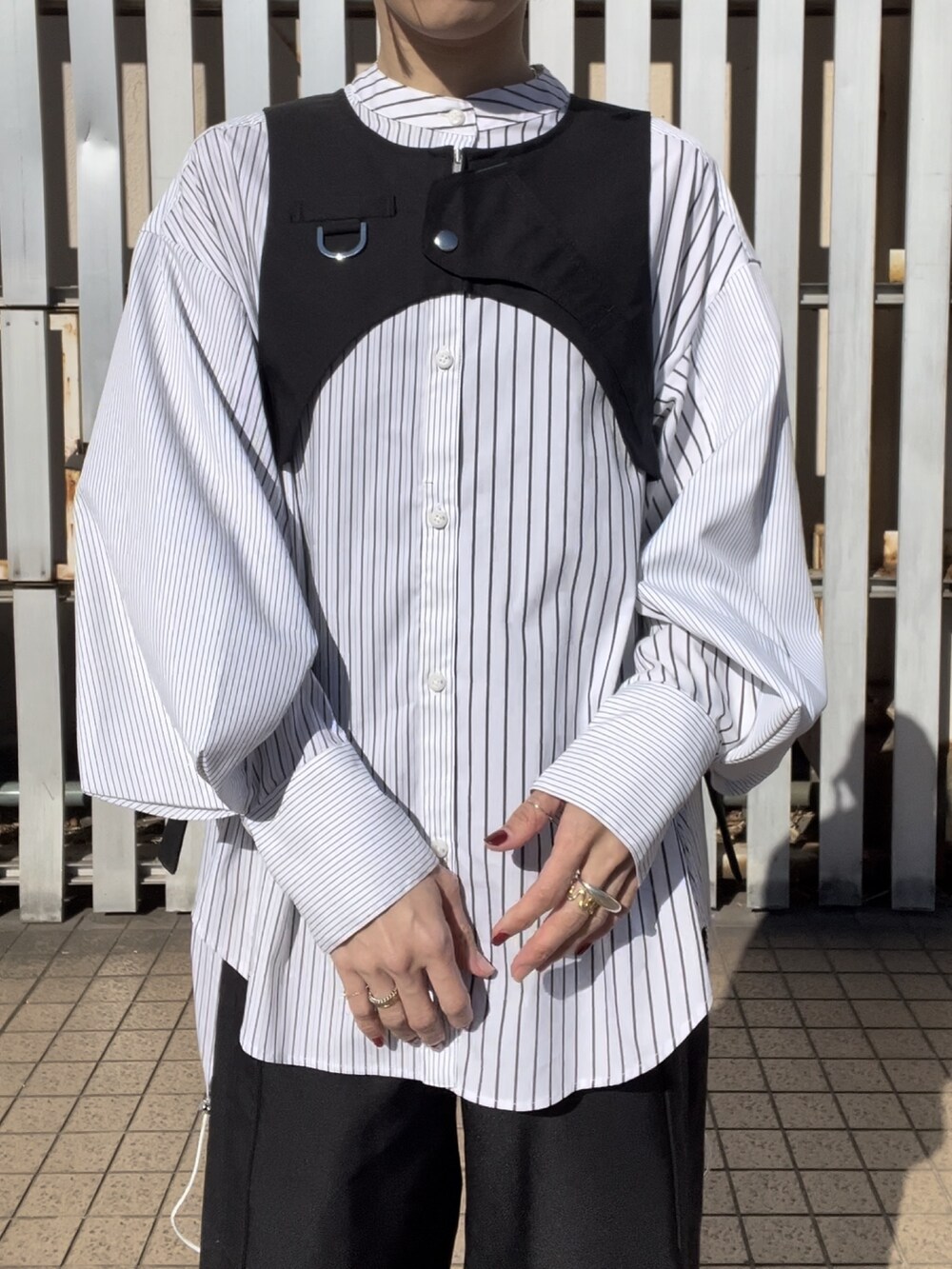 ブラック系のベスト、その他のシャツ/ブラウス、ブラック系のその他パンツを着用したレディースの冬コーディネートの4枚目の写真