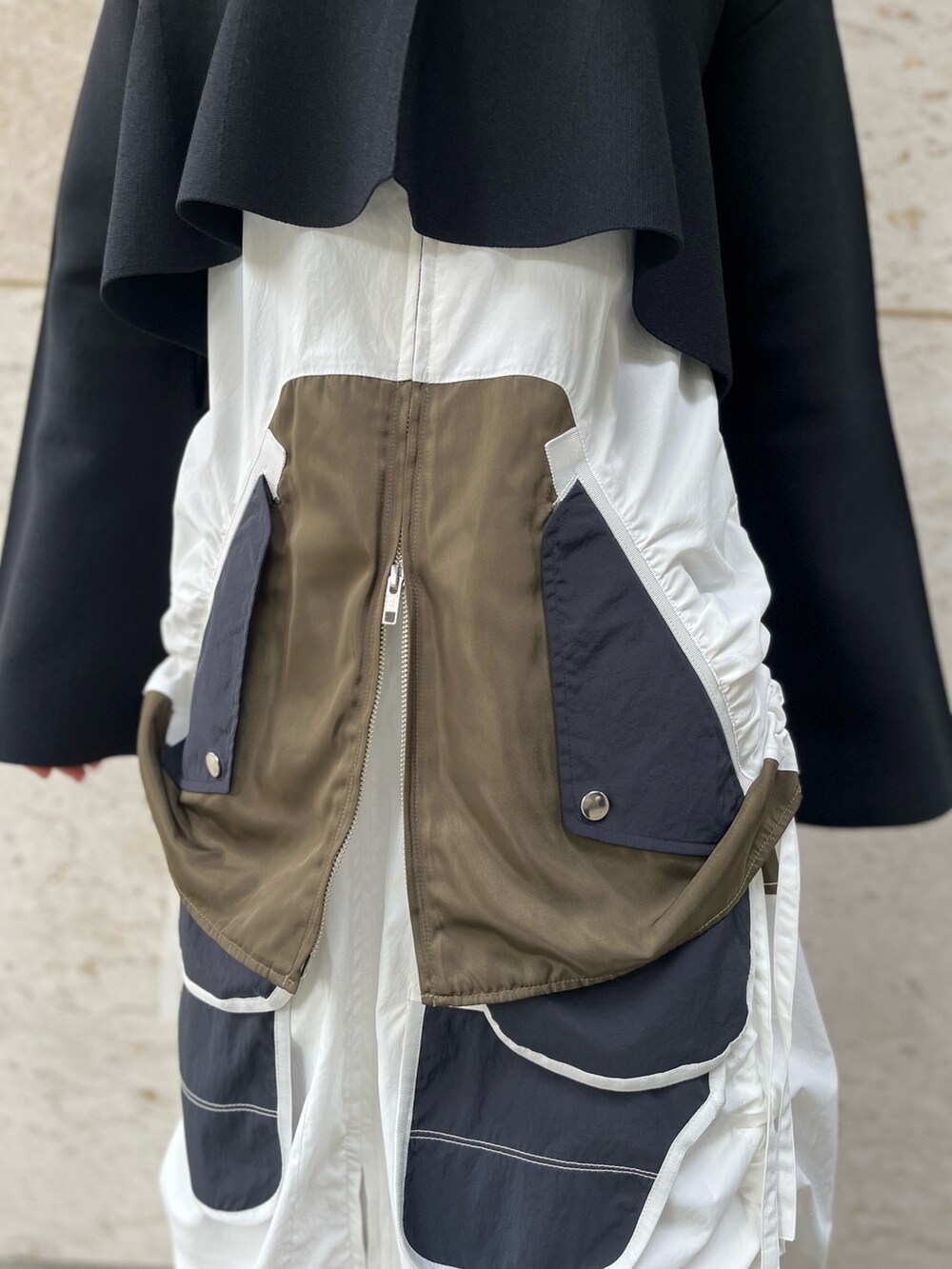 その他のシャツ/ブラウス、その他のスカート、ブラック系のニット/セーターを着用したレディースの秋コーディネートの4枚目の写真