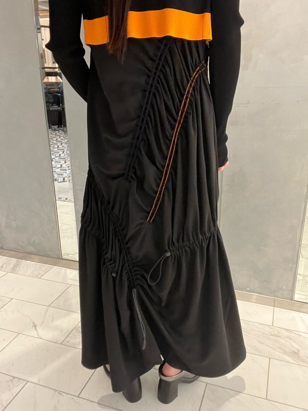 ブラック系のワンピース、ブラウン系のタンクトップ、ブラック系のカーディガン/ボレロを着用したレディースの春コーディネートの7枚目の写真