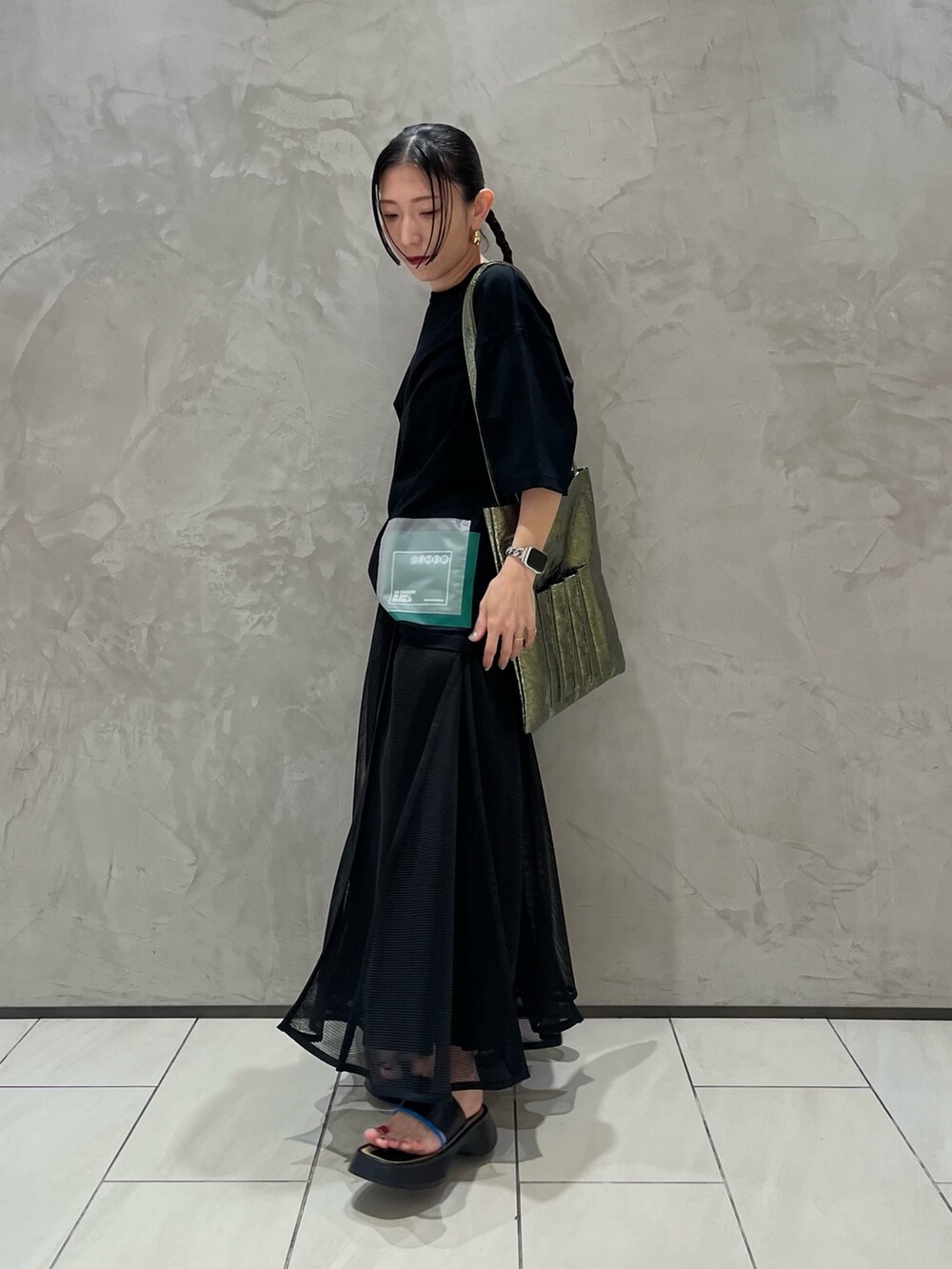 その他のサンダル、グリーン系のトートバッグ、ブラック系のTシャツ/カットソーを着用したレディースの夏コーディネートの2枚目の写真