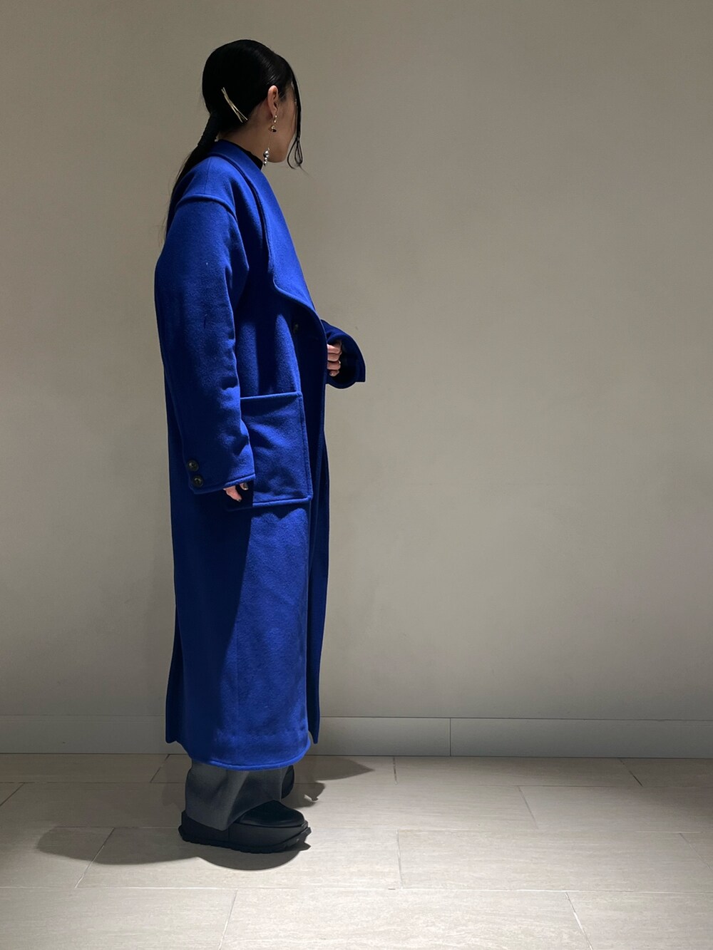 ブルー系のその他アウター、グレー系のつなぎ/オールインワン、ブラック系のニット/セーターを着用したレディースの冬コーディネートの3枚目の写真