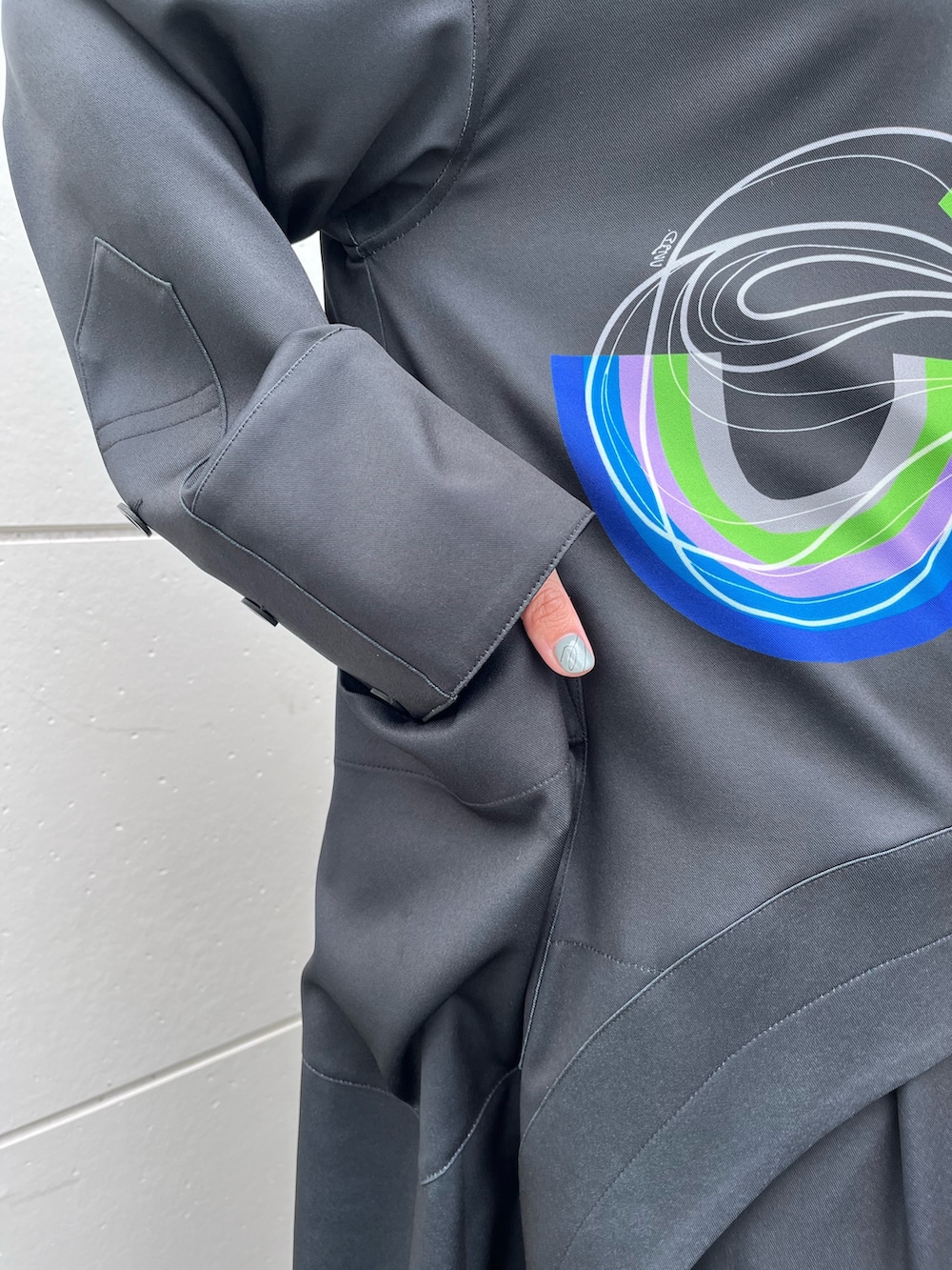 ブラック系のシャツ/ブラウス、ブラック系のその他パンツ、ブラック系のブーツを着用したレディースの冬コーディネートの6枚目の写真