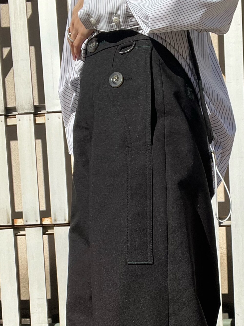 ブラック系のベスト、その他のシャツ/ブラウス、ブラック系のその他パンツを着用したレディースの冬コーディネートの6枚目の写真