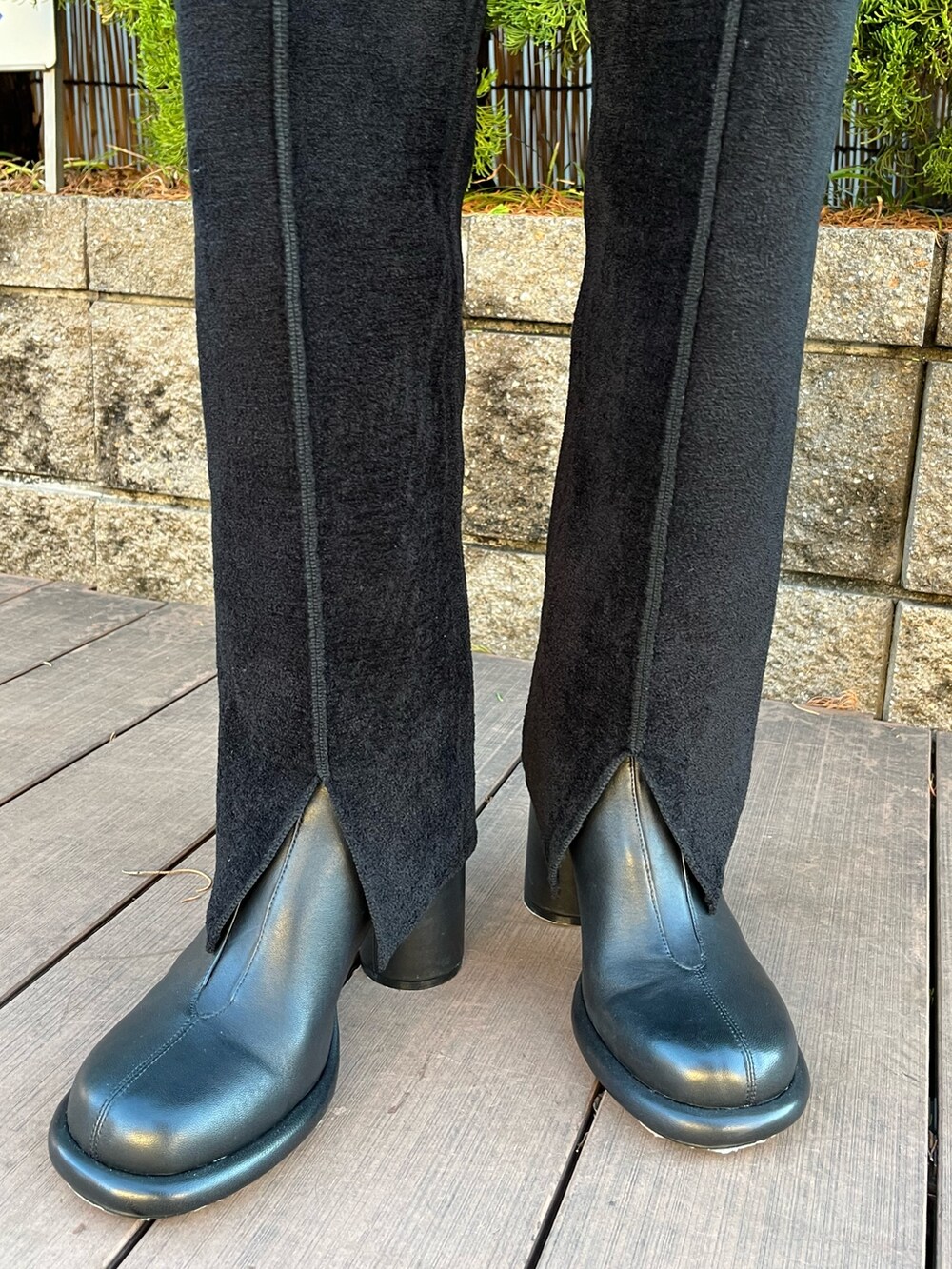 ブラウン系のニット/セーター、ホワイト系のシャツ/ブラウス、ブラック系のその他パンツを着用したレディースの冬コーディネートの5枚目の写真