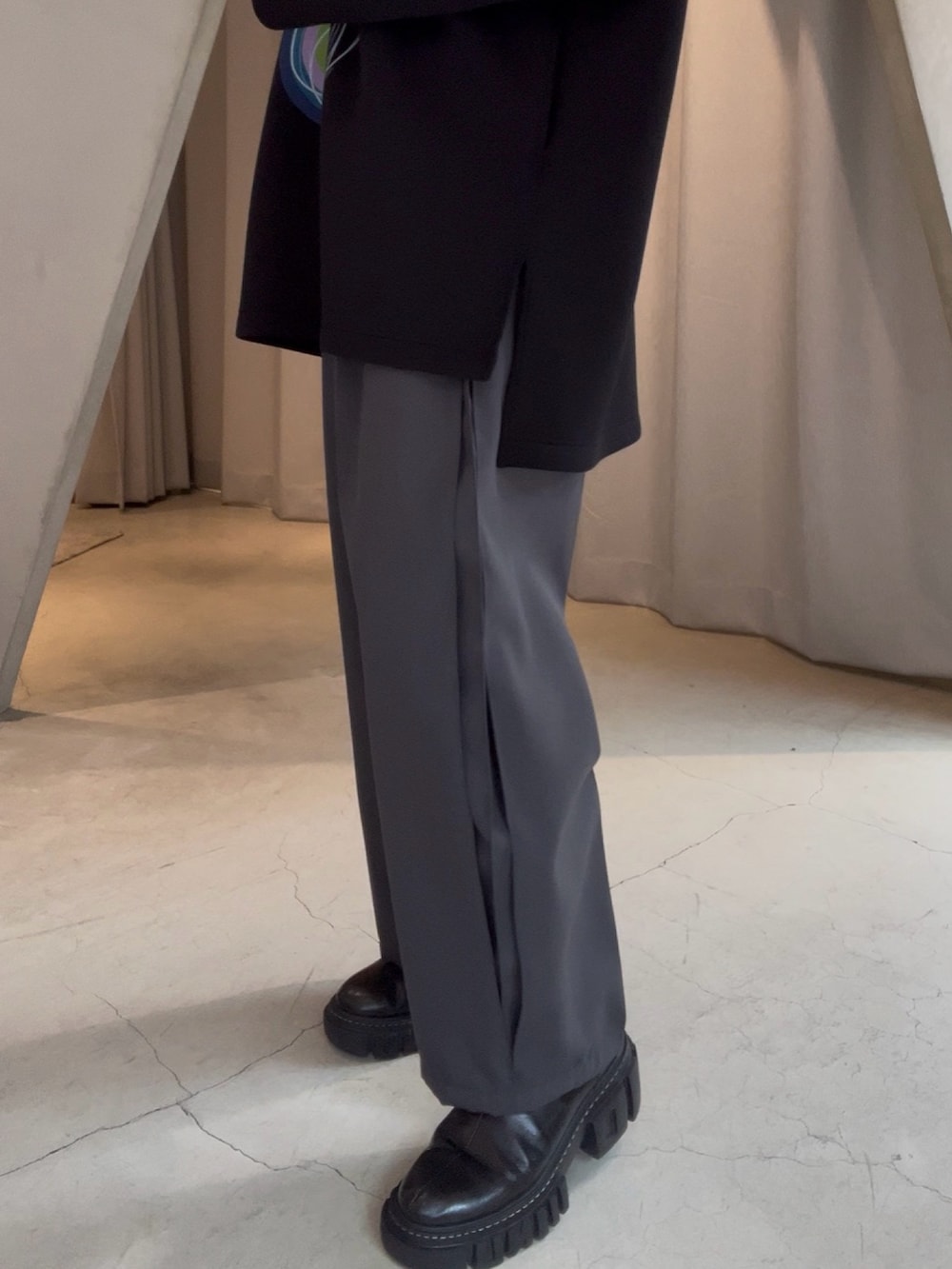 ブラック系のTシャツ/カットソー、ブルー系のトートバッグ、グレー系のその他パンツを着用したレディースの春コーディネートの6枚目の写真