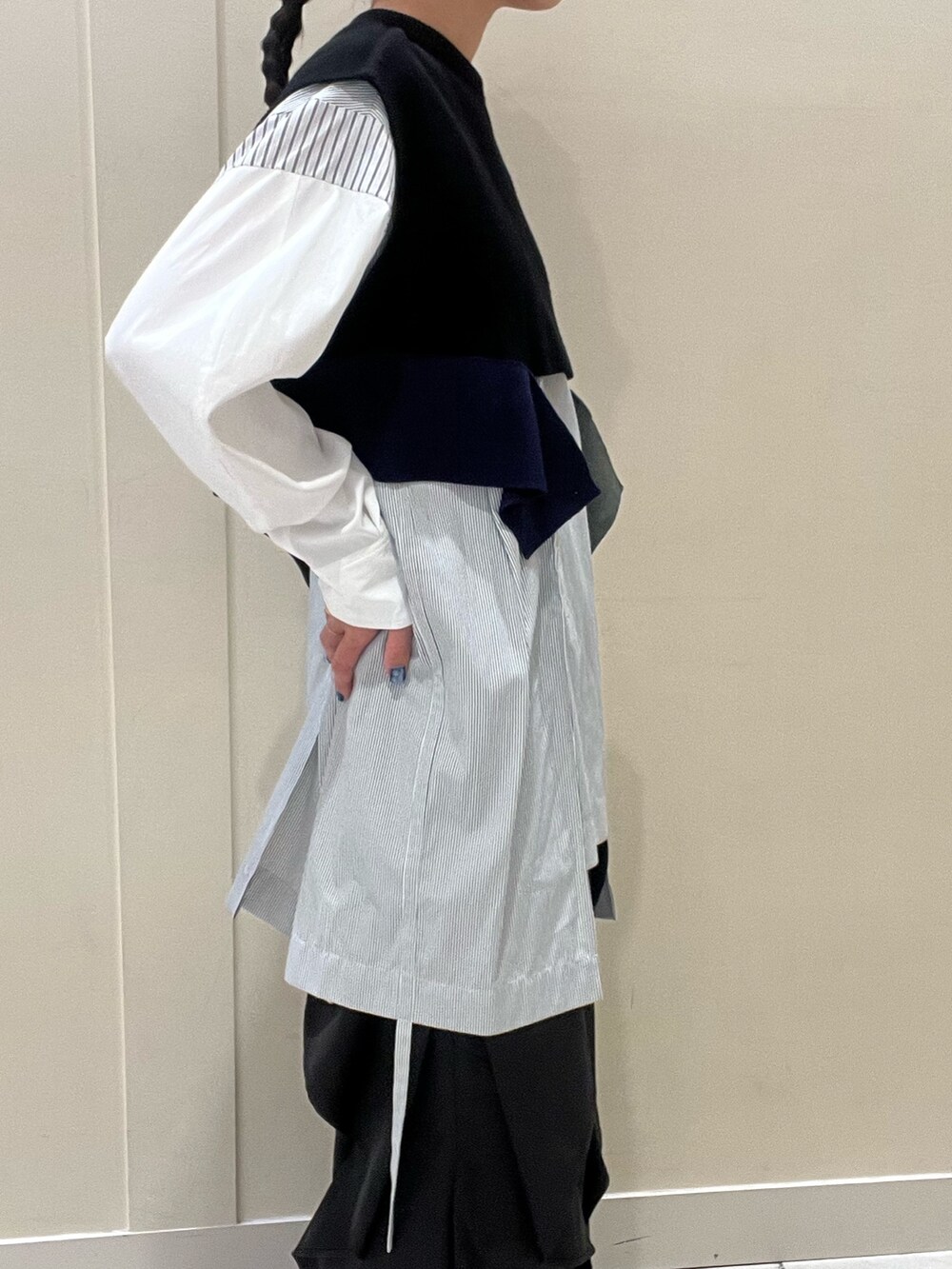 その他のシャツ/ブラウス、ブラック系のその他パンツ、ブラック系のサンダルを着用したレディースの夏コーディネートの4枚目の写真