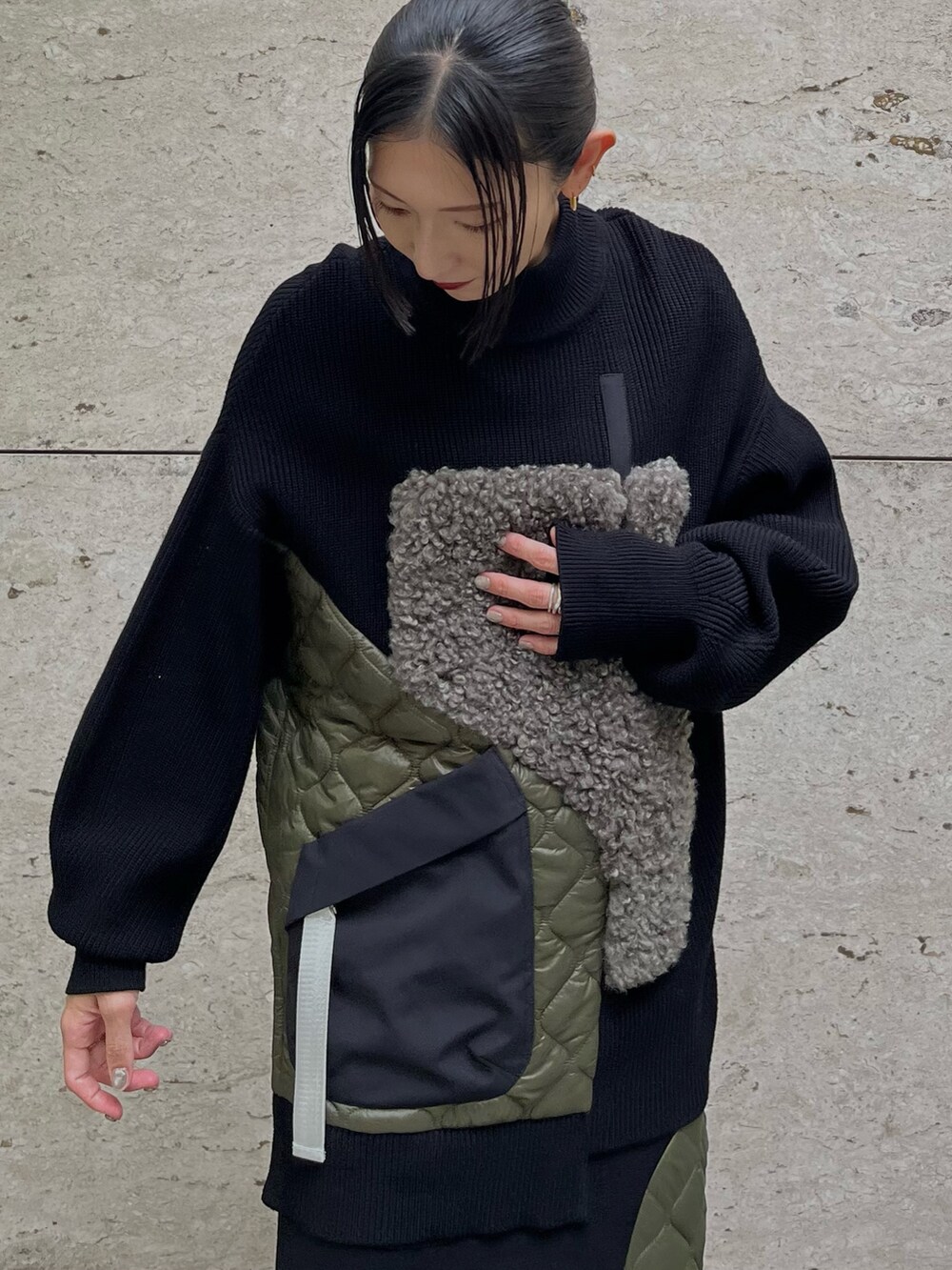 ブラック系のニット/セーター、ブラック系のスカート、ブラック系のローファーを着用したレディースの秋コーディネートの2枚目の写真