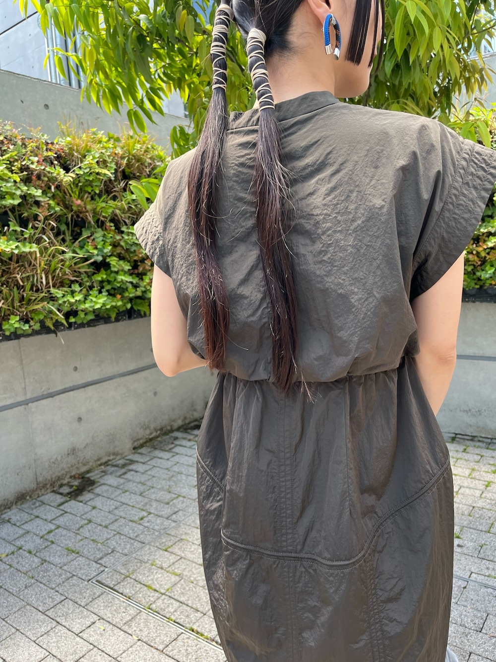 グリーン系のワンピース、ブラック系のサンダル、グレー系のショルダーバッグを着用したレディースの夏コーディネートの8枚目の写真