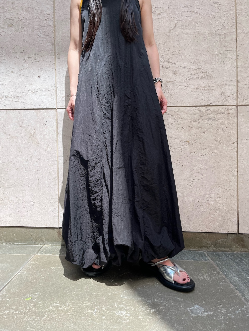 ブラック系のワンピース、シルバー系のサンダル、グレー系のタンクトップを着用したレディースの夏コーディネートの8枚目の写真