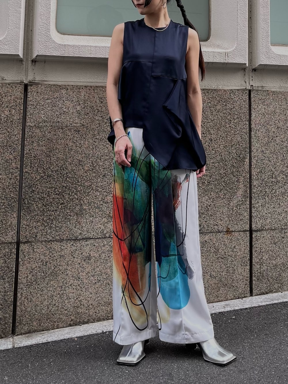 ブルー系のシャツ/ブラウス、ホワイト系のその他パンツ、シルバー系のブーツを着用したレディースの春コーディネートの2枚目の写真