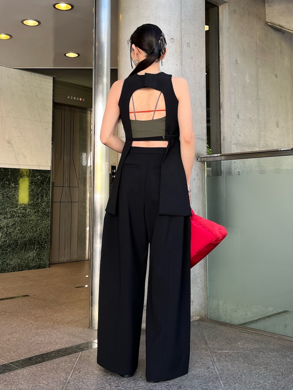 ブラック系のTシャツ/カットソー、グリーン系のキャミソール、シルバー系のパンプスを着用したレディースの春コーディネートの2枚目の写真