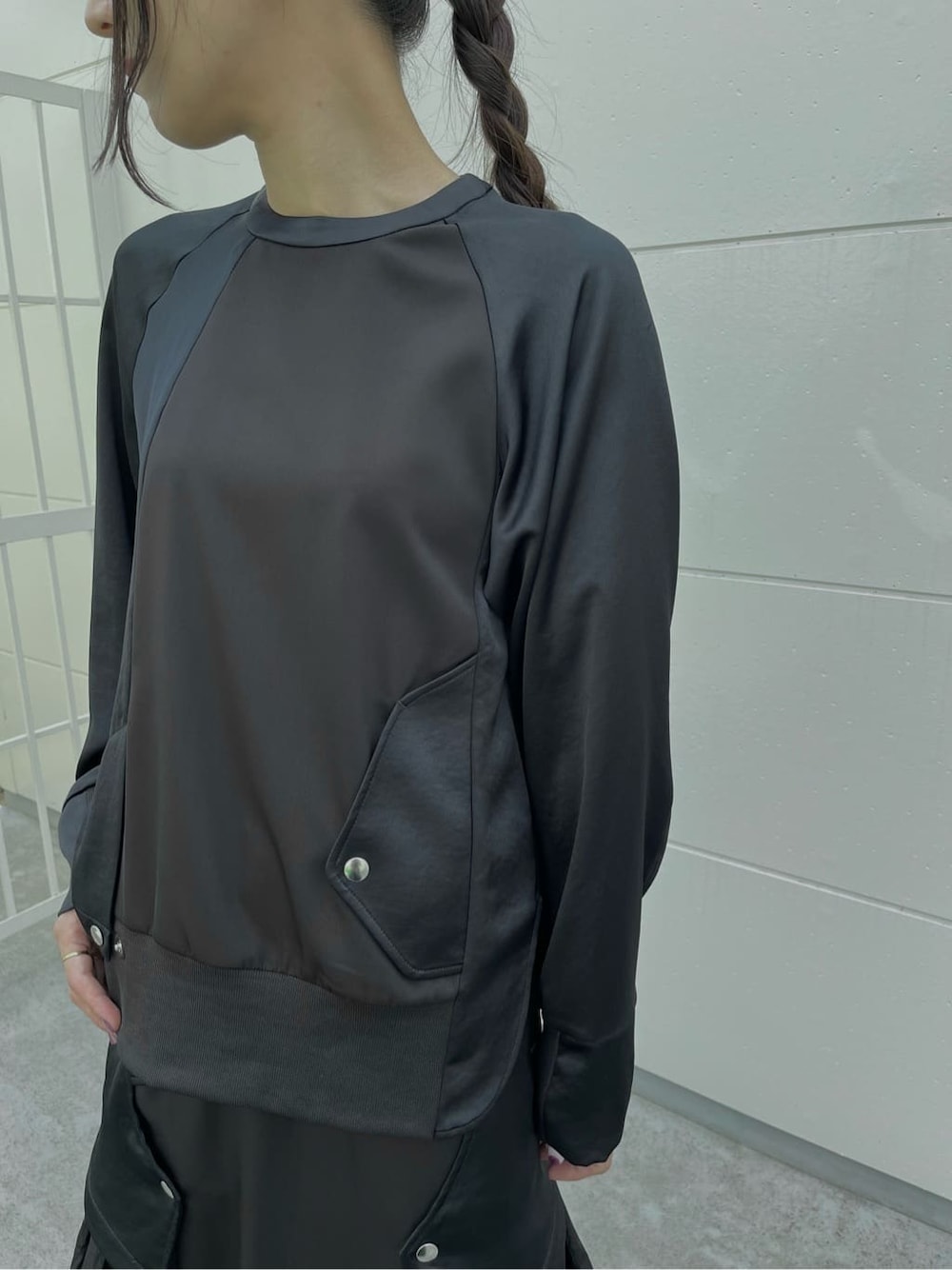 ブラック系のTシャツ/カットソー、ブラック系のスカートを着用したレディースの秋コーディネートの4枚目の写真