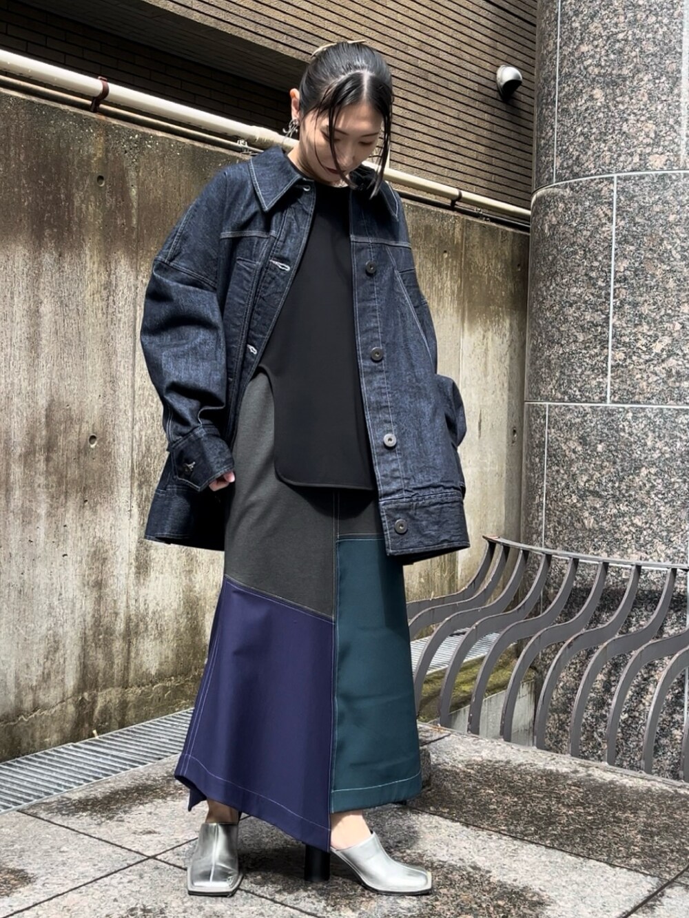 ブラック系のTシャツ/カットソー、ブルー系のデニムジャケット、グリーン系のスカートを着用したレディースの春コーディネートの2枚目の写真