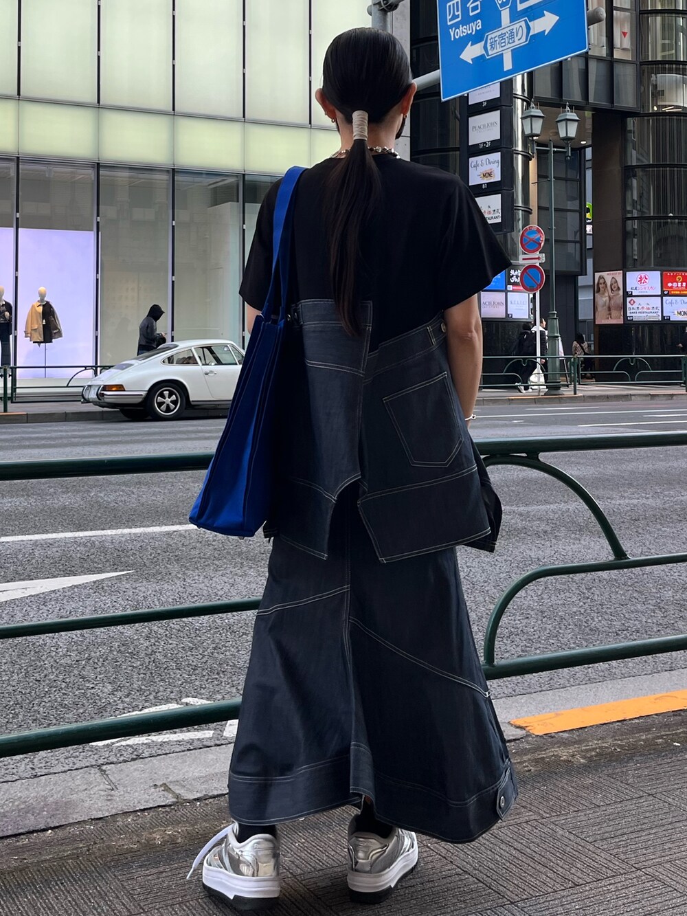 ブルー系のTシャツ/カットソー、ブルー系のスカート、ブルー系のトートバッグを着用したレディースの冬コーディネートの2枚目の写真