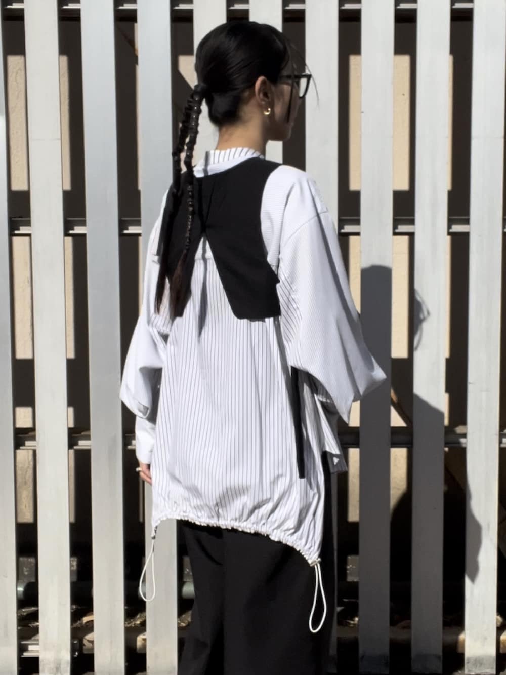 ブラック系のベスト、その他のシャツ/ブラウス、ブラック系のその他パンツを着用したレディースの冬コーディネートの3枚目の写真