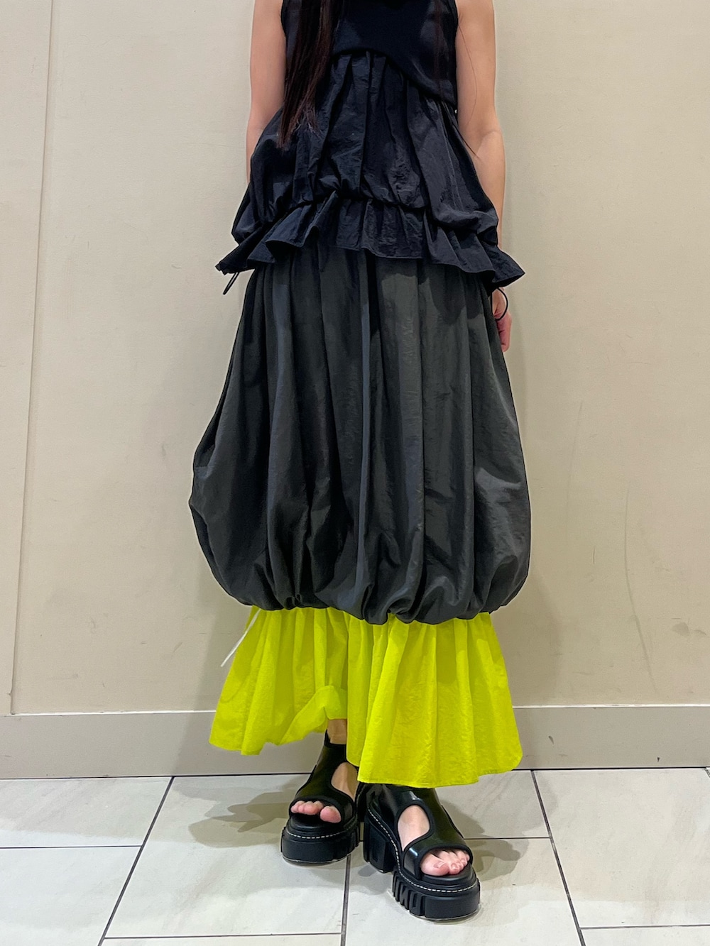 ブラック系のタンクトップ、その他のスカート、ブラック系のサンダルを着用したレディースの春コーディネートの3枚目の写真