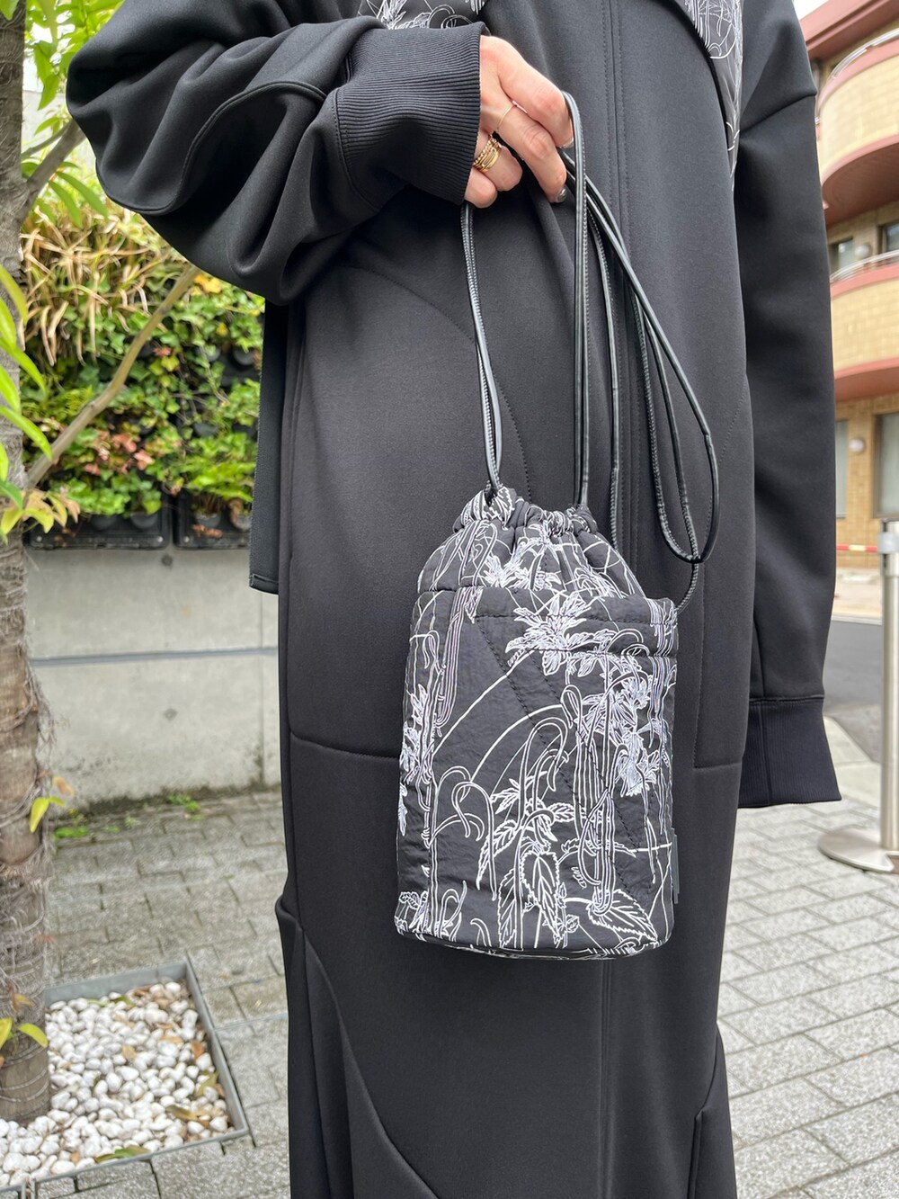 ブラック系のローファー、ブラック系のワンピース、ブラック系のショルダーバッグを着用したレディースの秋コーディネートの5枚目の写真