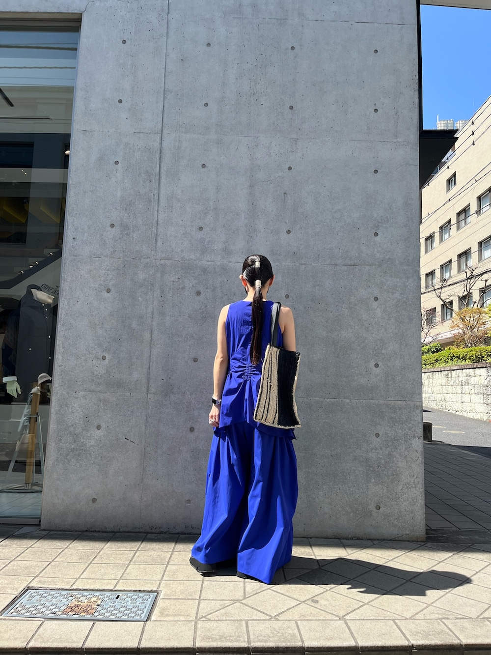 ブルー系のタンクトップ、ブルー系のその他パンツ、ブラック系のサンダルを着用したレディースの夏コーディネートの3枚目の写真