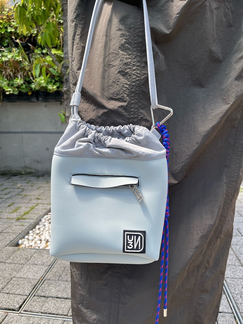 グリーン系のワンピース、ブラック系のサンダル、グレー系のショルダーバッグを着用したレディースの夏コーディネートの6枚目の写真