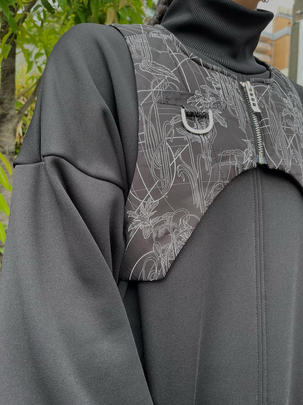 ブラック系のローファー、ブラック系のワンピース、ブラック系のショルダーバッグを着用したレディースの秋コーディネートの4枚目の写真