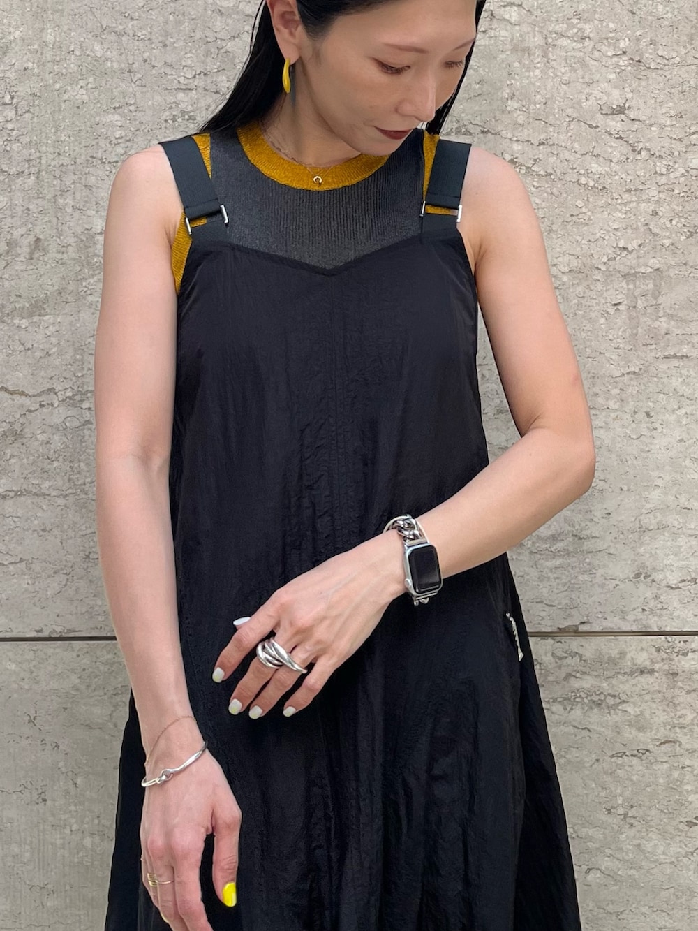 ブラック系のワンピース、シルバー系のサンダル、グレー系のタンクトップを着用したレディースの夏コーディネートの4枚目の写真