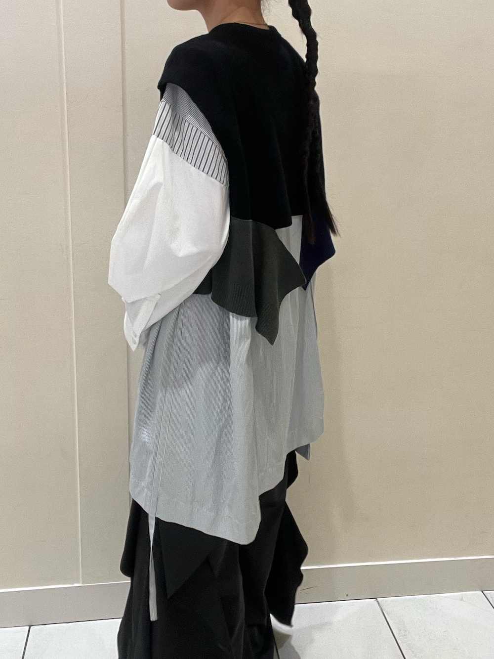 その他のシャツ/ブラウス、ブラック系のその他パンツ、ブラック系のサンダルを着用したレディースの夏コーディネートの6枚目の写真