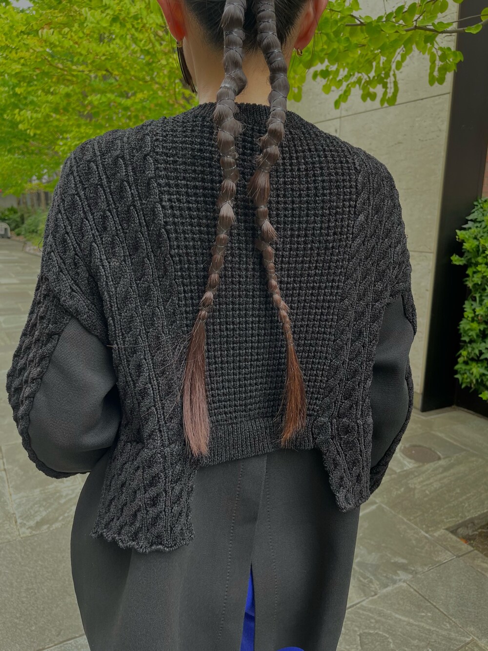 グレー系のローファー、ブラック系のニット/セーターを着用したレディースの秋コーディネートの8枚目の写真