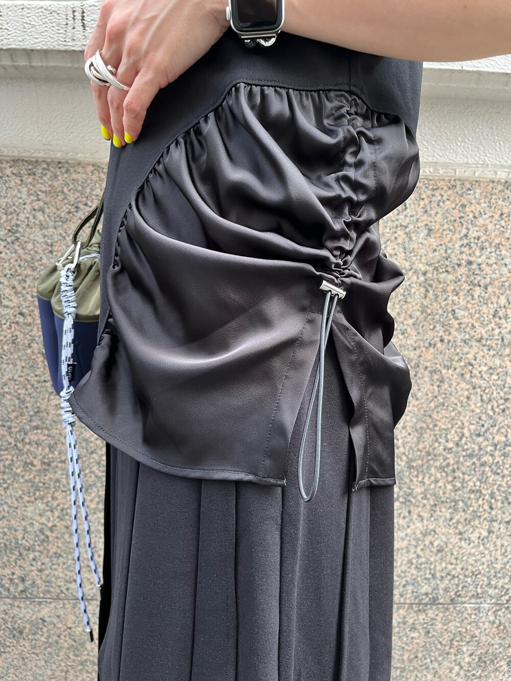 ブラック系のTシャツ/カットソー、ブラック系のその他パンツ、グリーン系のショルダーバッグを着用したレディースの夏コーディネートの4枚目の写真