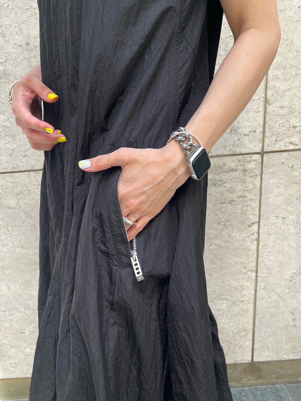 ブラック系のワンピース、シルバー系のサンダル、グレー系のタンクトップを着用したレディースの夏コーディネートの7枚目の写真