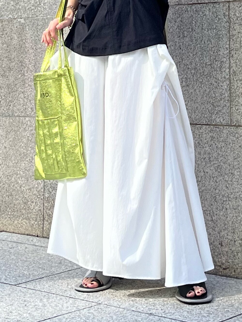 イエロー系のトートバッグ、ブラック系のTシャツ/カットソー、ホワイト系のその他パンツを着用したレディースの春コーディネートの5枚目の写真