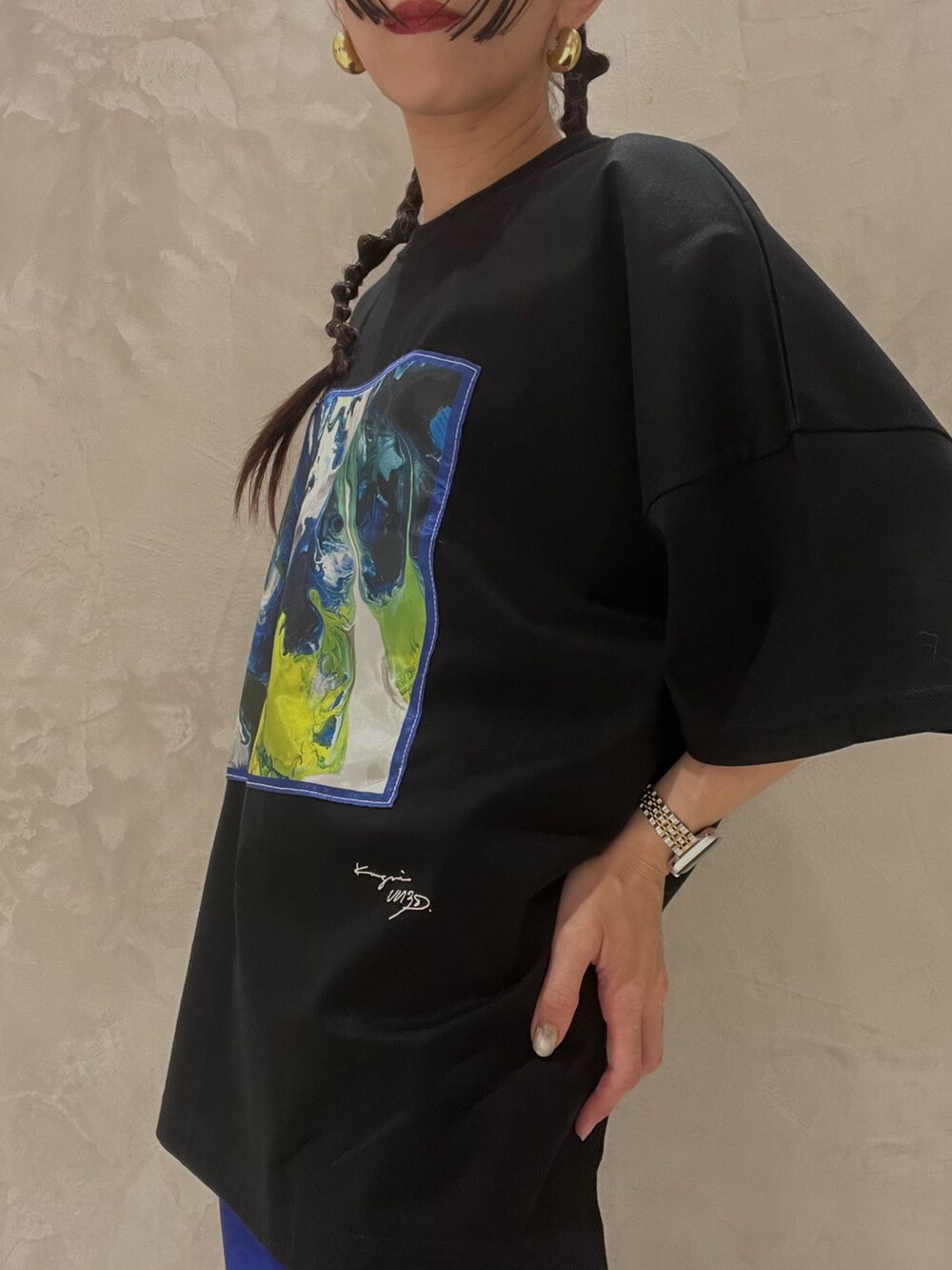 ブラック系のTシャツ/カットソー、ブルー系のスカート、その他のサンダルを着用したレディースの夏コーディネートの6枚目の写真