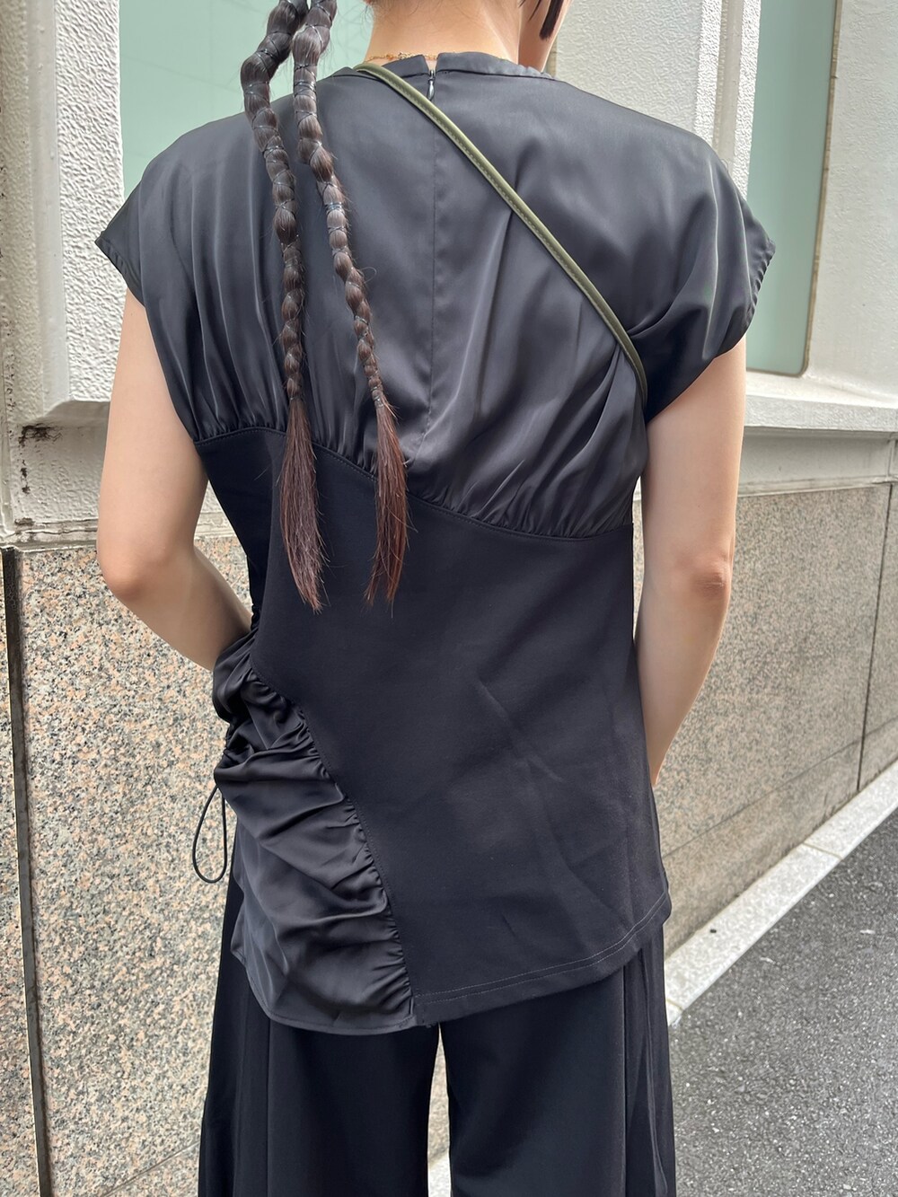 ブラック系のTシャツ/カットソー、ブラック系のその他パンツ、グリーン系のショルダーバッグを着用したレディースの夏コーディネートの6枚目の写真