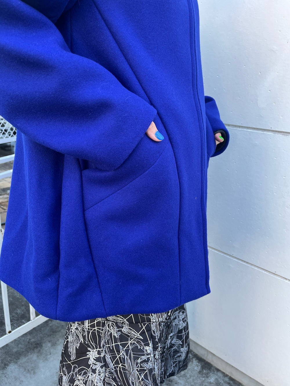 ブルー系のその他アウター、ブラック系のスカート、ブラック系のブーツを着用したレディースの冬コーディネートの7枚目の写真