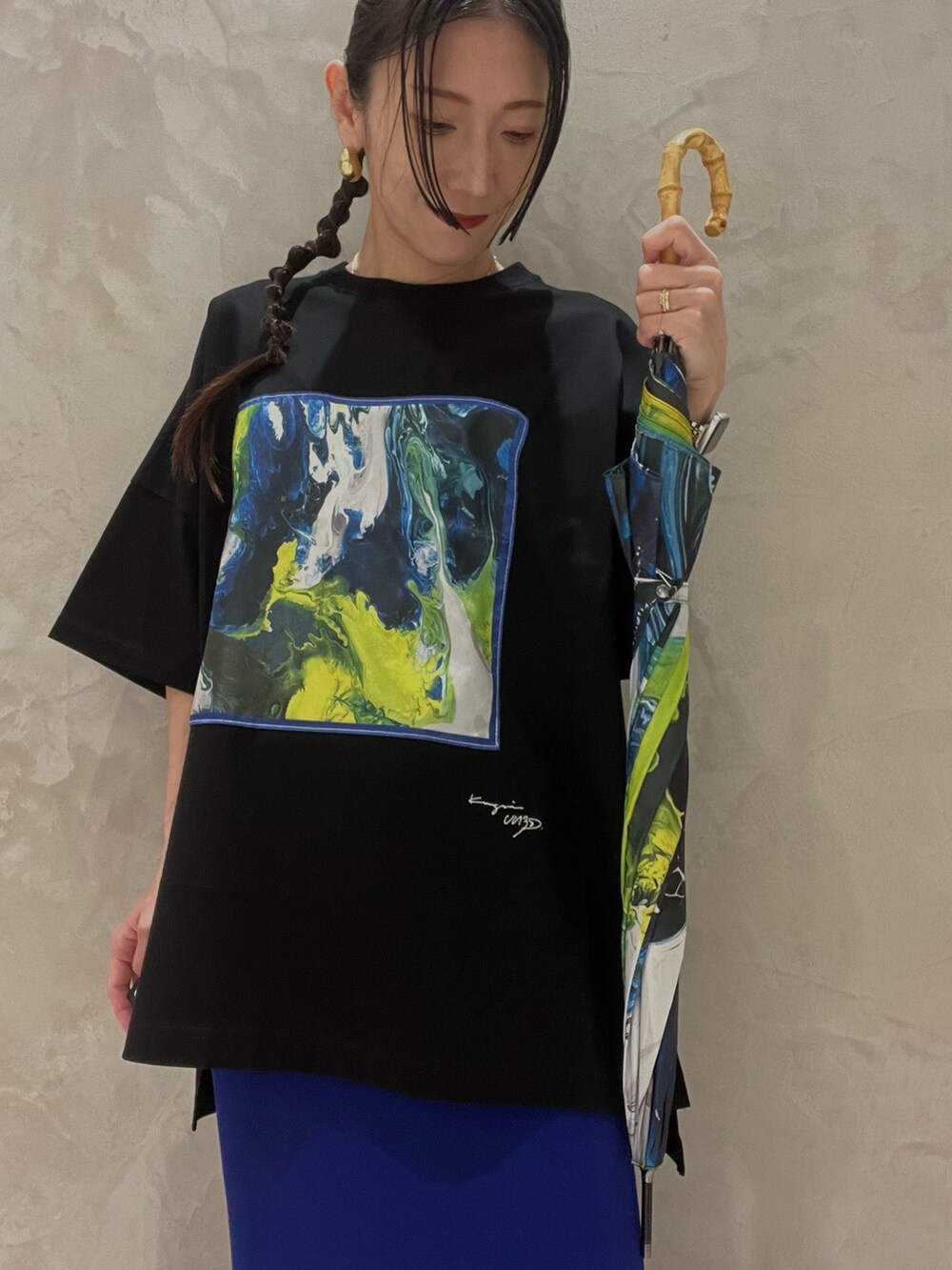 ブラック系のTシャツ/カットソー、ブルー系のスカート、その他のサンダルを着用したレディースの夏コーディネートの7枚目の写真