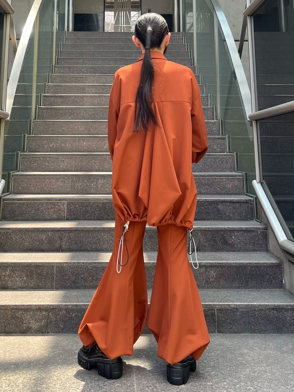 ホワイト系のシャツ/ブラウス、イエロー系のテーラードジャケット、イエロー系のその他パンツを着用したレディースの夏コーディネートの2枚目の写真