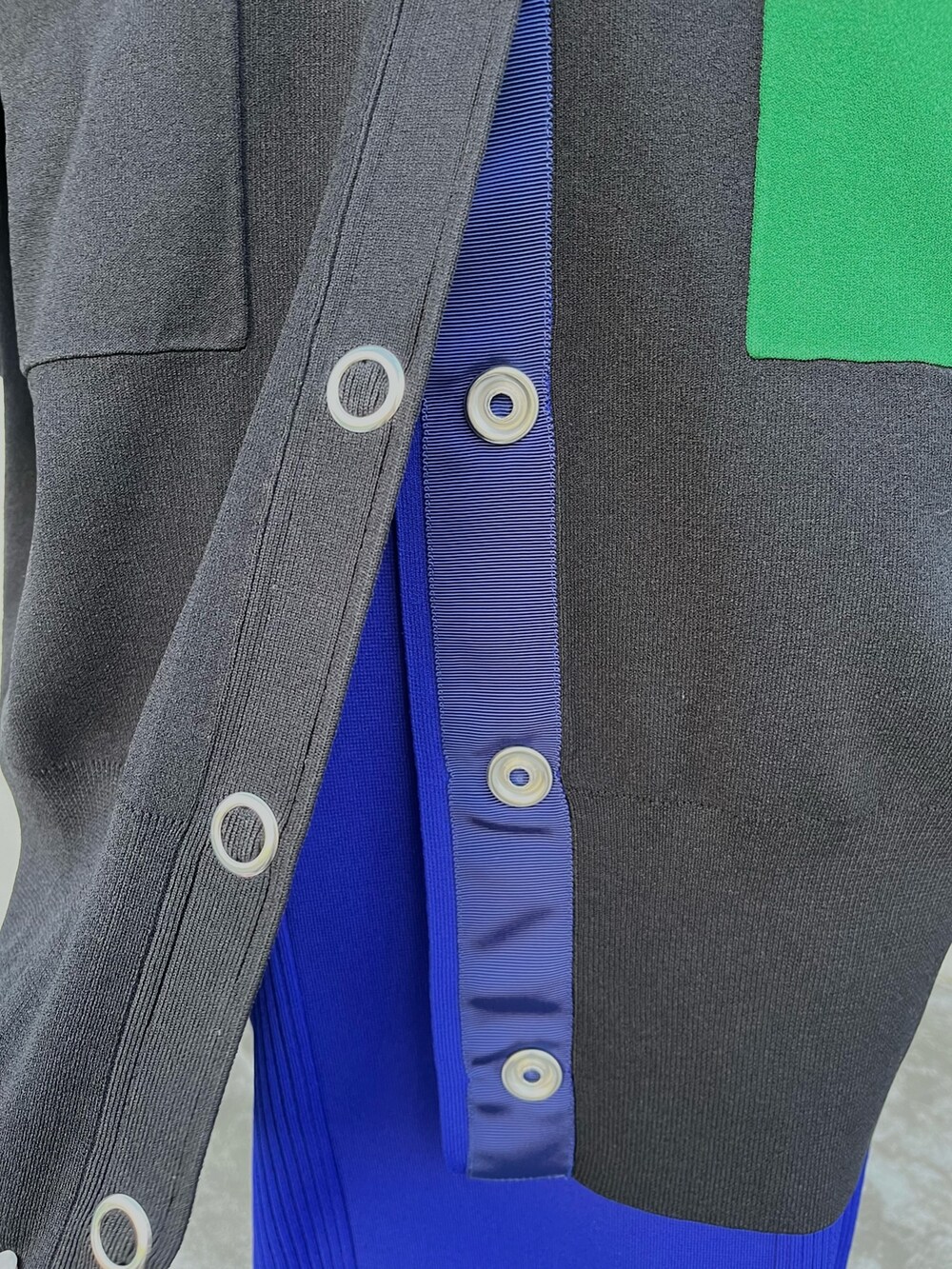 ブラック系のニット/セーター、ブラック系のカーディガン/ボレロ、ブルー系のスカートを着用したレディースの冬コーディネートの7枚目の写真