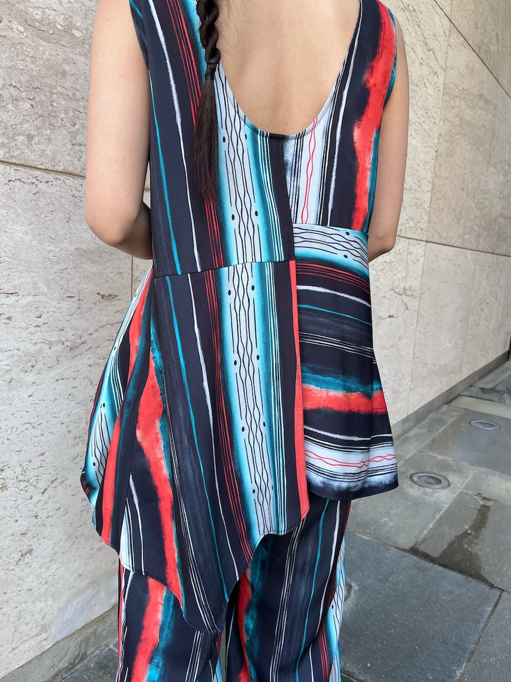 ブラック系のシャツ/ブラウス、ブラック系のボディバッグ/ウエストポーチ、ブラック系のその他パンツを着用したレディースの春コーディネートの7枚目の写真