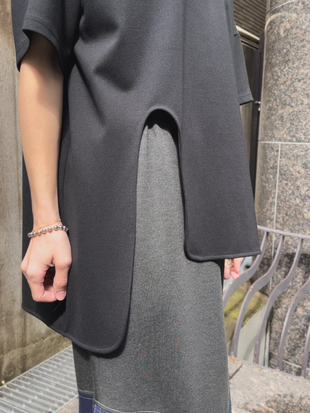 ブラック系のTシャツ/カットソー、グリーン系のスカート、シルバー系のパンプスを着用したレディースの春コーディネートの4枚目の写真