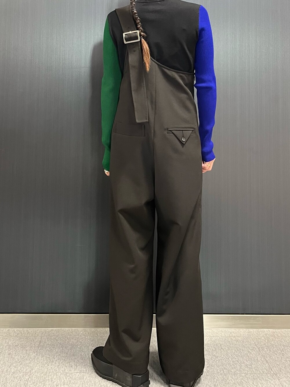 ブラック系のつなぎ/オールインワン、ブラック系のニット/セーター、シルバー系のネックレスを着用したレディースの冬コーディネートの3枚目の写真