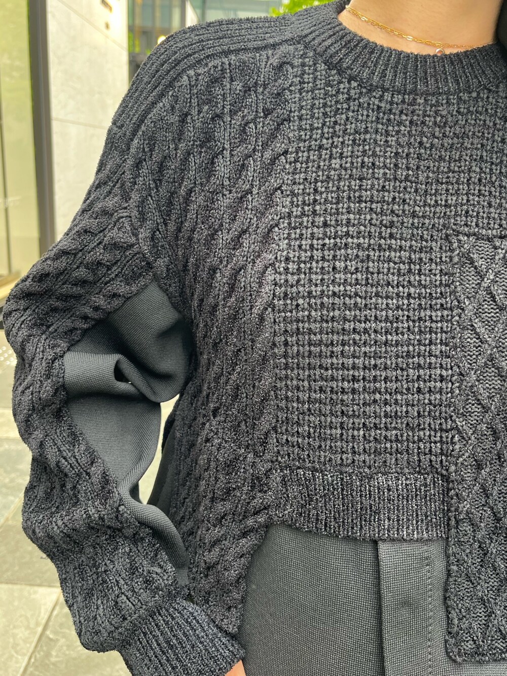 グレー系のローファー、ブラック系のニット/セーターを着用したレディースの秋コーディネートの6枚目の写真