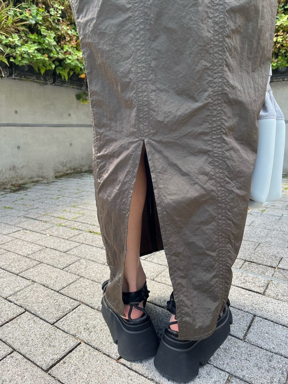 グリーン系のワンピース、ブラック系のサンダル、グレー系のショルダーバッグを着用したレディースの夏コーディネートの9枚目の写真