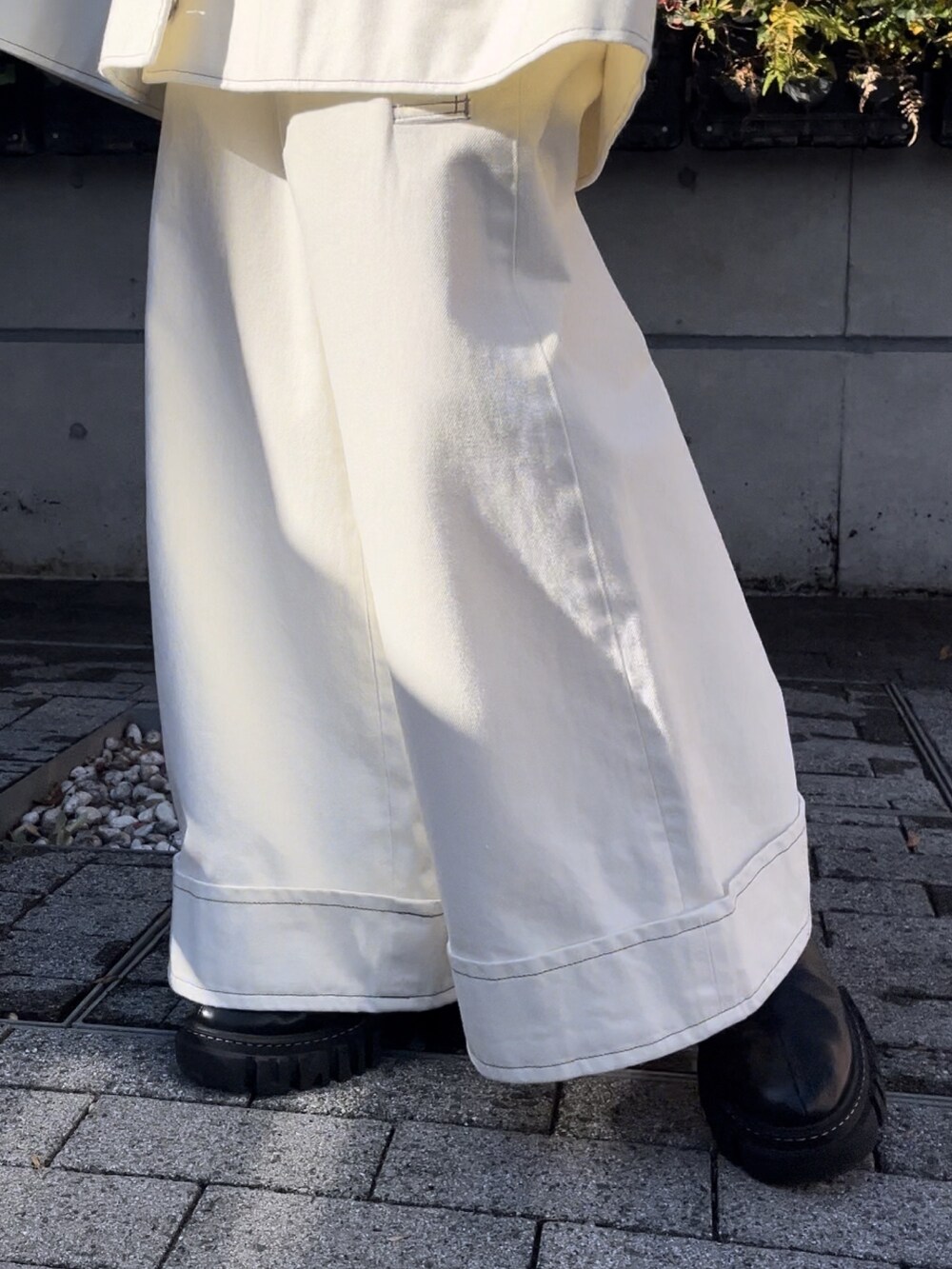 ホワイト系のデニムジャケット、ホワイト系のデニムパンツ、ブラック系のブーツを着用したレディースの冬コーディネートの8枚目の写真