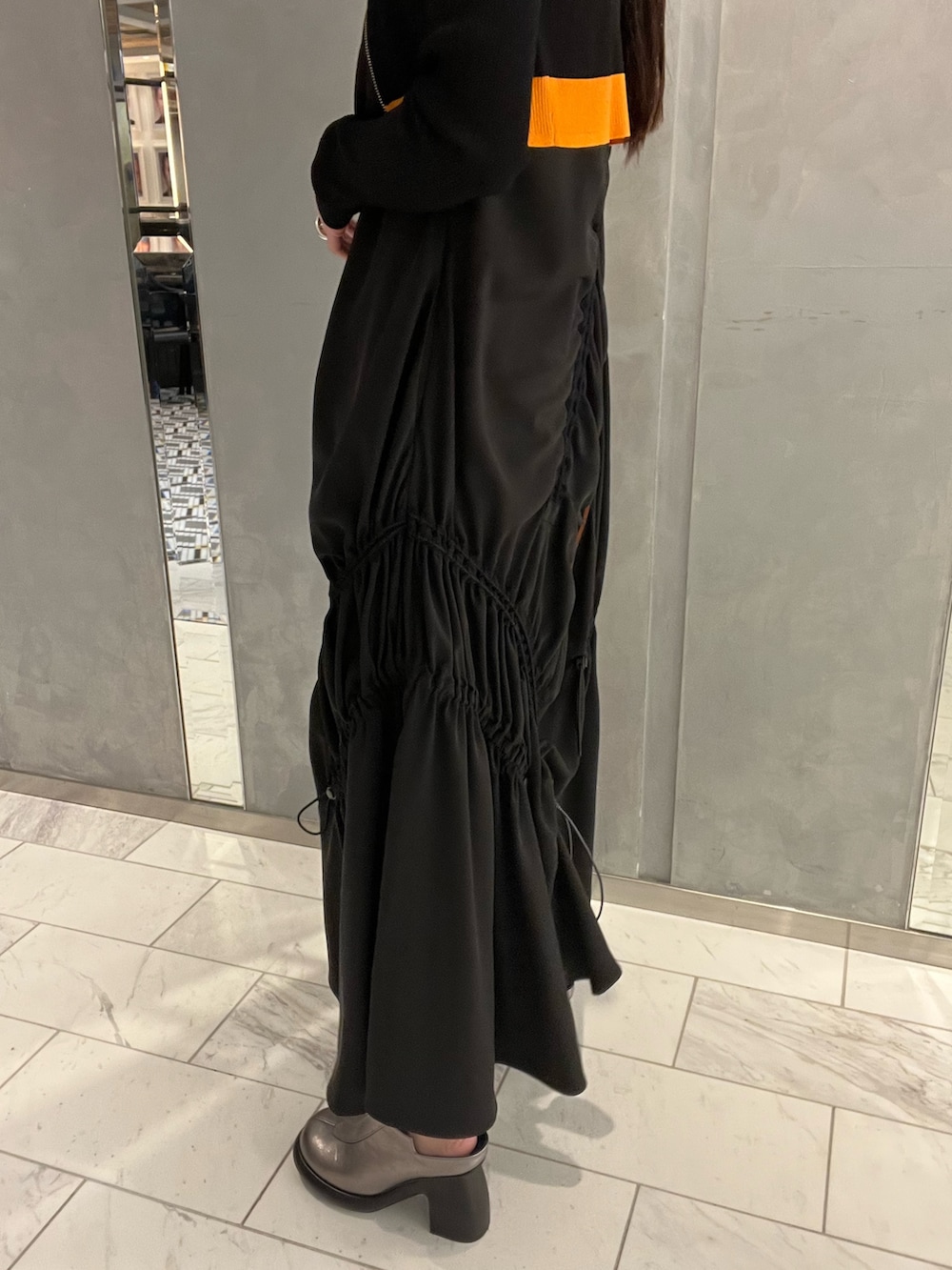 ブラック系のワンピース、ブラウン系のタンクトップ、ブラック系のカーディガン/ボレロを着用したレディースの春コーディネートの6枚目の写真