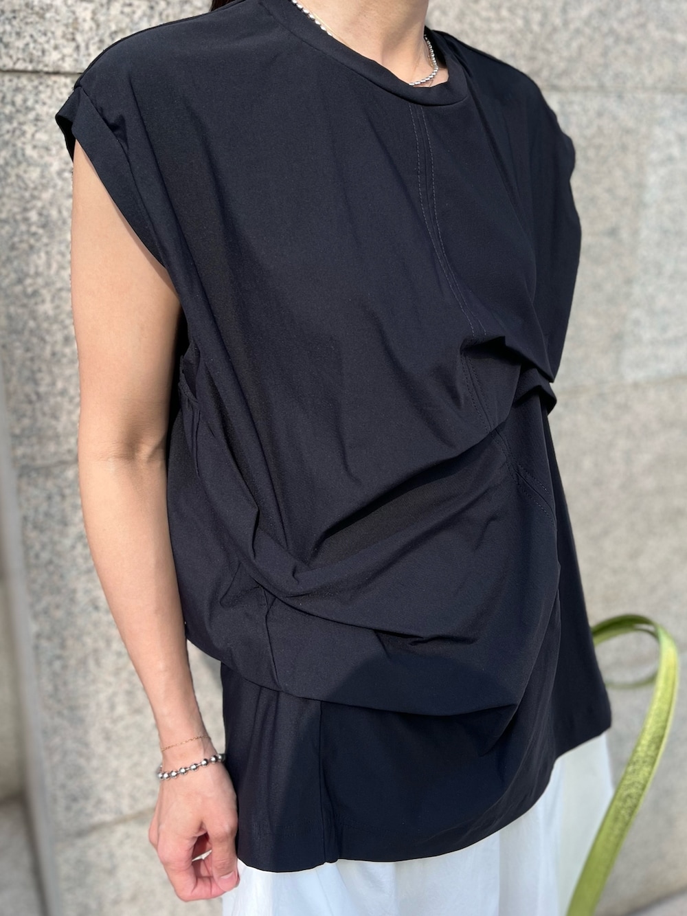 イエロー系のトートバッグ、ブラック系のTシャツ/カットソー、ホワイト系のその他パンツを着用したレディースの春コーディネートの3枚目の写真