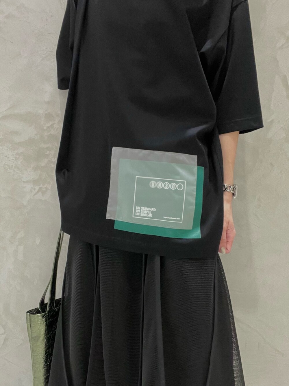 その他のサンダル、グリーン系のトートバッグ、ブラック系のTシャツ/カットソーを着用したレディースの夏コーディネートの4枚目の写真